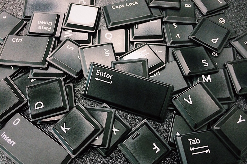 कंप्यूटर कीबोर्ड  में बहुत सारे Button होते हैं, जिसे आप Keyboard पर दबाते हैं ताकि वह अक्षर, संख्या आदि अंकित कर सके।इसी Button को हम key कहते हैं।