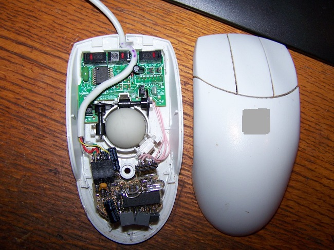 Mechanical Mouse वे Mouse होते हैं, जिसके नीचे एक रबर या धातु की गेंद होती है।